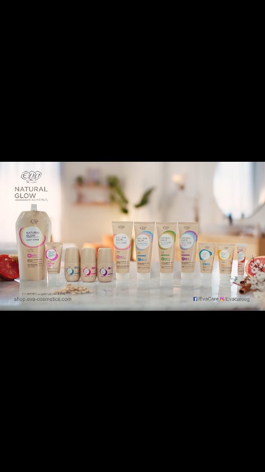 صف من منتجات Eva Natural Glow يضم كيسًا وعبوات رول-أون وأنابيب، مرتبة على سطح فاتح.