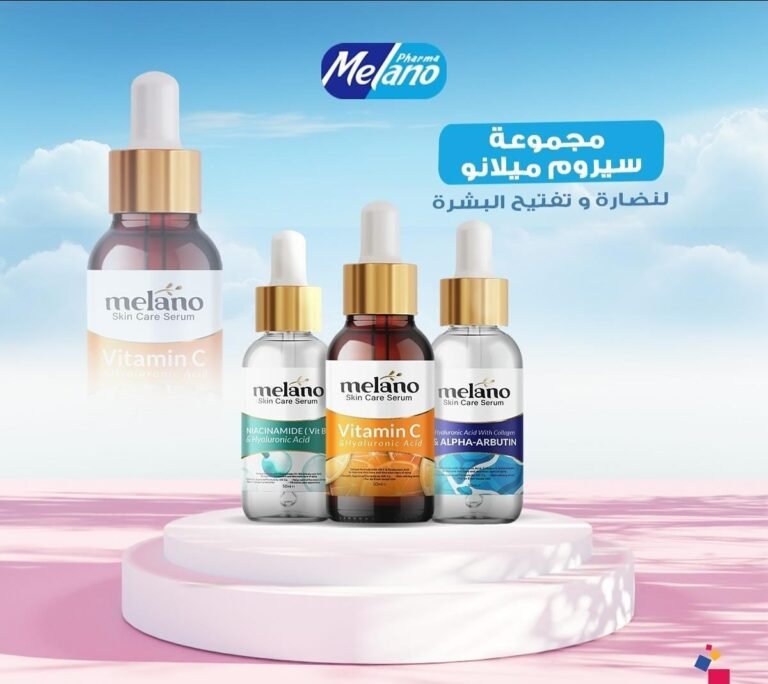 أربع عبوات سيروم Melano للعناية بالبشرة بقطّارات ذهبية، موضوعة على منصة بيضاء أمام خلفية سماء.