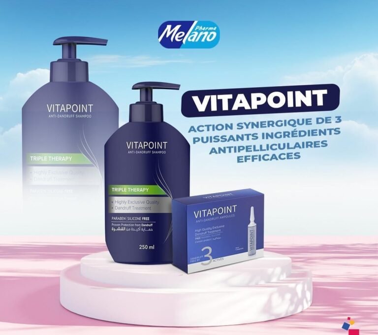 عبوتا شامبو Vitapoint ضد القشرة وعلبة أمبولات على منصة بيضاء أمام خلفية سماء، مع نص بالفرنسية.
