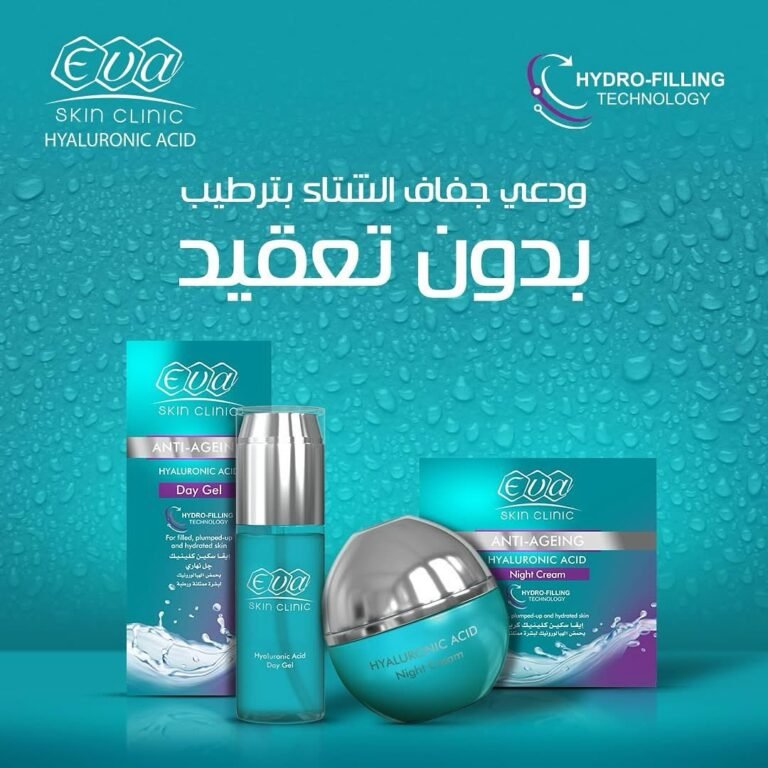 جل نهاري وكريم ليلي من Eva Skin Clinic بحمض الهيالورونيك على خلفية فيروزية مغطاة بقطرات الماء.