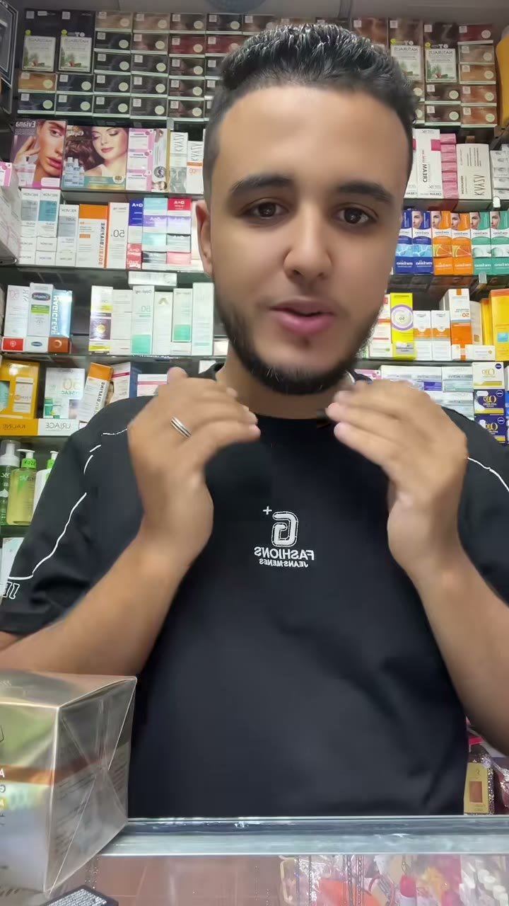 Image extraite d'une vidéo TikTok : Le vendeur ouvre la boîte de la crème Gold Collagen Eva Skin Clinic et montre la texture dans le pot