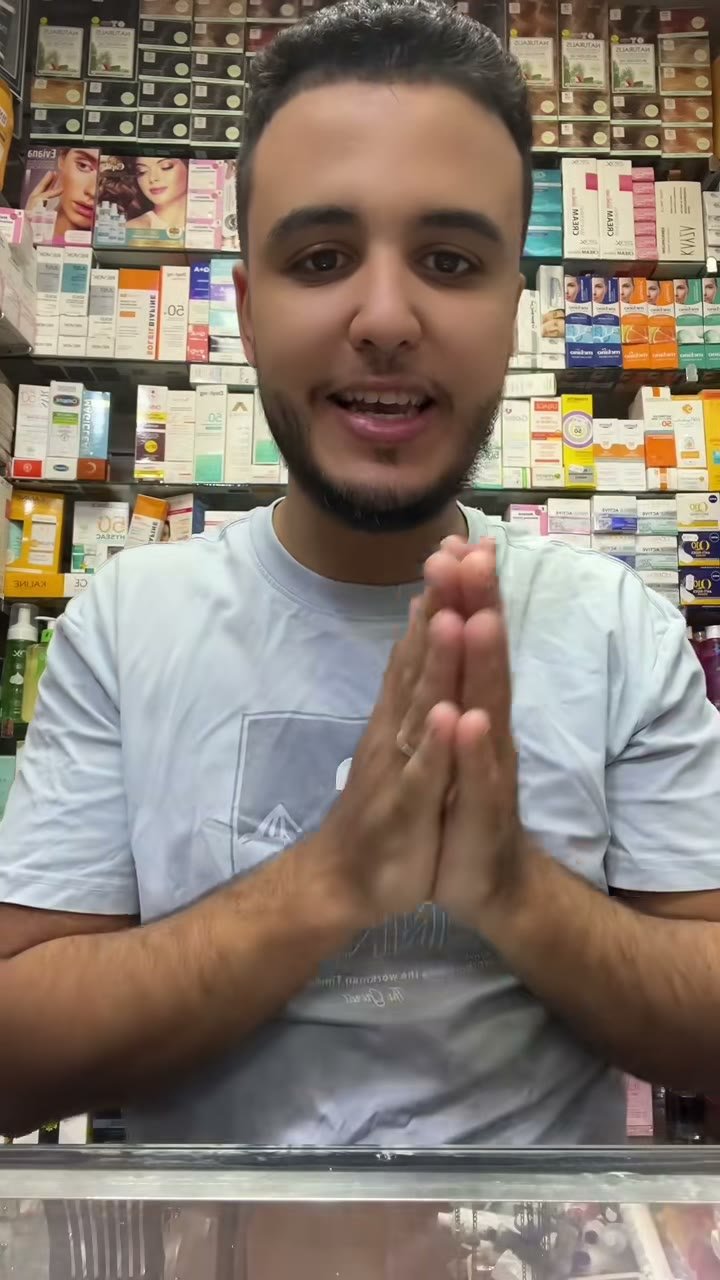 Image extraite d'une vidéo TikTok : Le vendeur parle du gel de jour à l'acide hyaluronique Eva Skin Clinic, posé devant lui