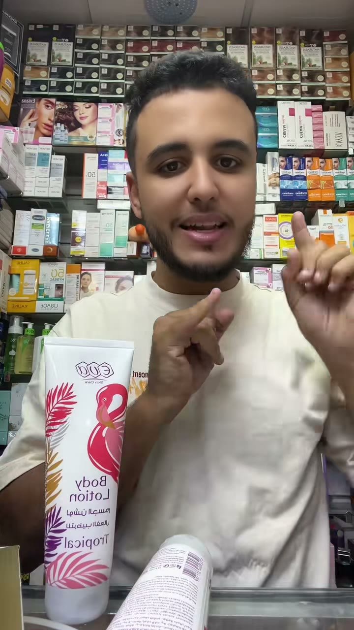 Image extraite d'une vidéo TikTok : Le vendeur présente le tube de lait corporel Tropical Eva et en parle