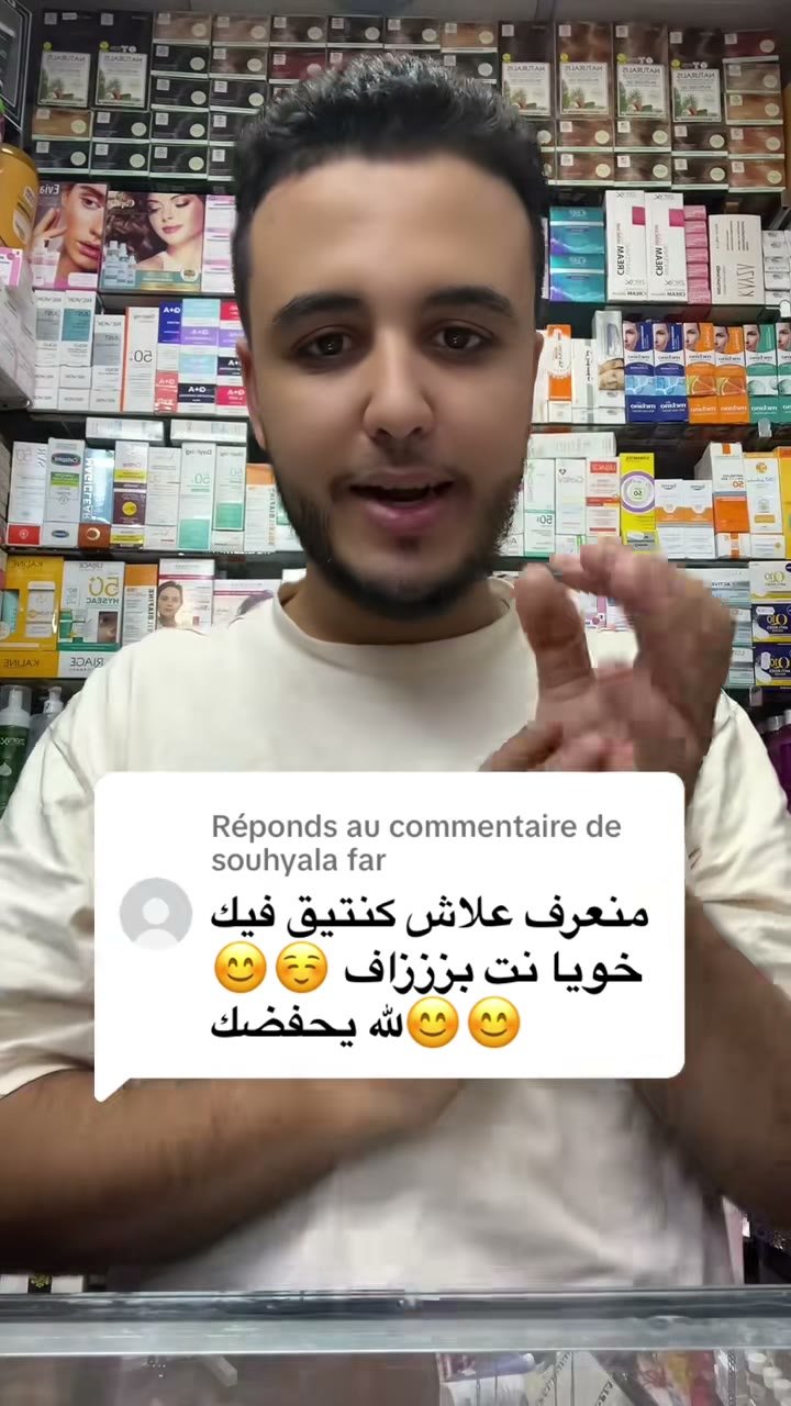 Image extraite d'une vidéo TikTok : Le vendeur présente le gommage pieds et la crème mains Tropical Eva et applique la crème sur sa main