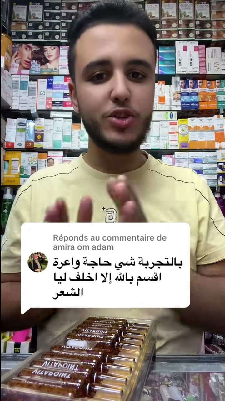 Image extraite d'une vidéo TikTok : Le vendeur présente le plateau d'ampoules capillaires Vitapoint et sa boîte rouge