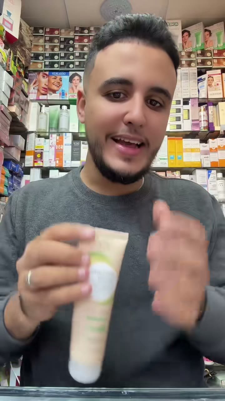 Frame from a TikTok video: The salesperson shows the Eva Natural Glow tubes and explains the difference between their colours